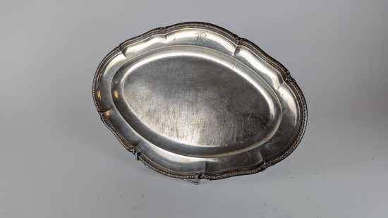 PLAT OVALE chantourné en argent (950) chiffré...