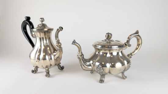 CAFETIERE ET THÉIERE en argent (950) de forme...