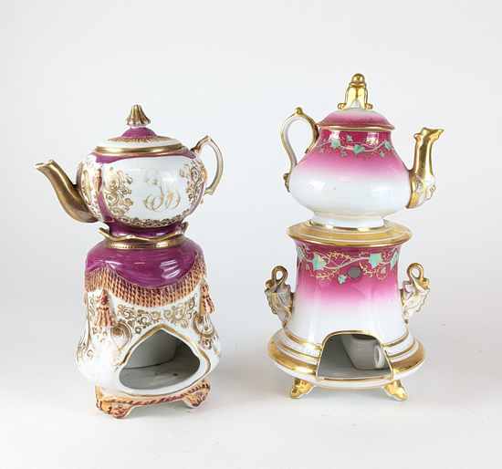 DEUX TISANIERES en porcelaine émaillée polychrome...