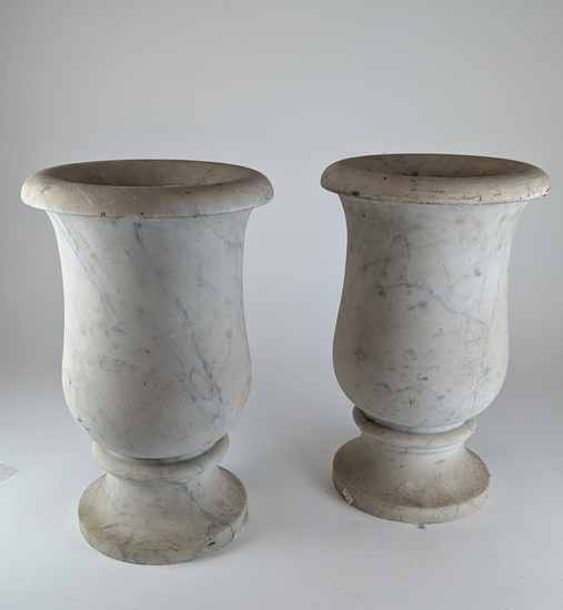 PAIRE DE VASES balustres en marbre blanc...