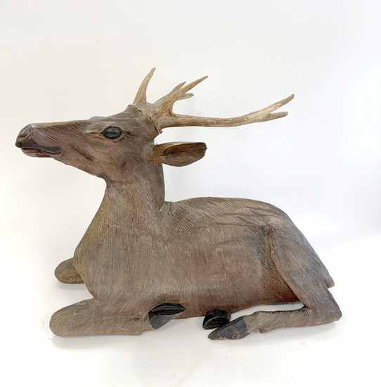 GRAND DAIM en bois sculpté au naturel orné...