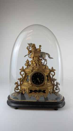 PENDULE en régule doré et plaquettes de marbre...