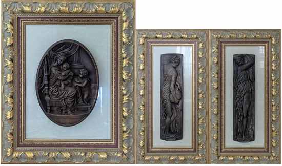 SUITE DE TROIS BAS-RELIEFS en bois sculpté...