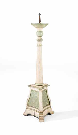 GRANDE TORCHERE en bois mouluré à fût balustre...
