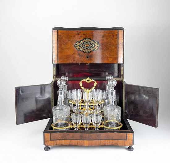 CAVE A LIQUEUR en placage de loupe de noyer...