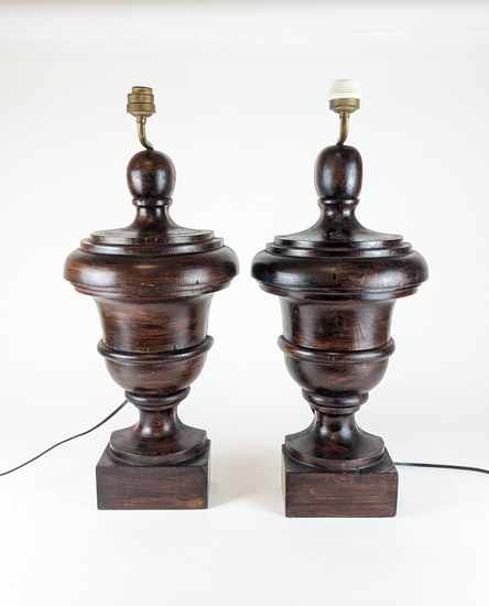 DEUX PIEDS DE LAMPE en bois tourné de forme...