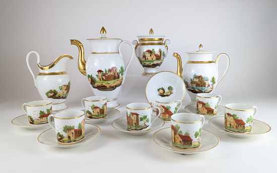 SERVICE A THÉ-CAFÉ en porcelaine à décor...