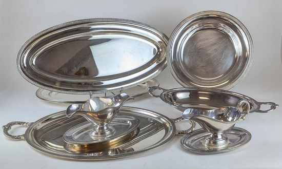 ENSEMBLE DE PLATERIE en métal argenté, modèle...