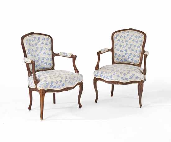 PAIRE DE FAUTEUILS à dossier cabriolet en...