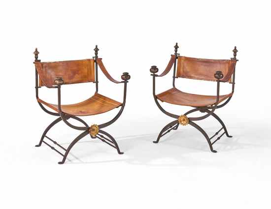 PAIRE DE FAUTEUILS de type curule en fer...