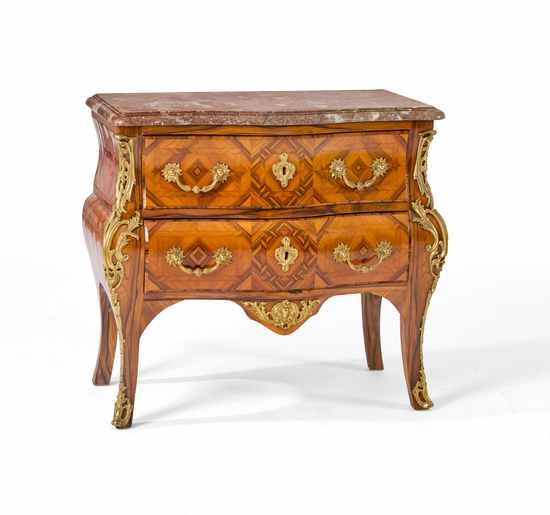 PETITE COMMODE de forme tombeau, à façade...