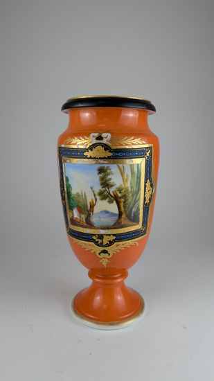 VASE de forme balustre en porcelaine émaillée...