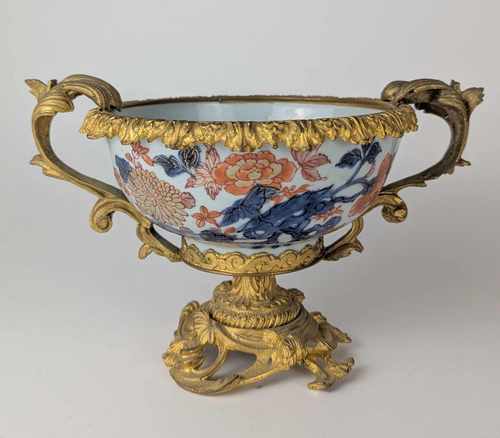 COUPE formée d'un bol en porcelaine émaillée...