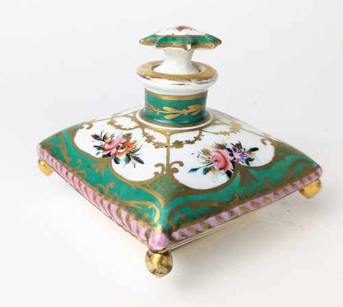 PETIT FLACON en forme de coussin, en porcelaine...