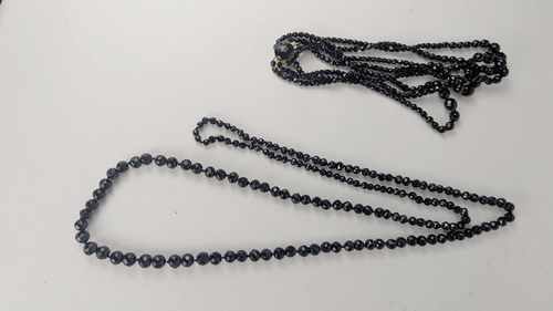 DEUX COLLIERS en perles de verre noir facété...