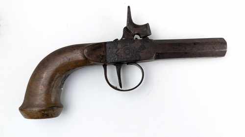 PISTOLET à coffre, crosse en noyer mouluré...