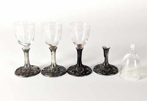QUATRE PETITS VERRES A LIQUEUR en verre gravé...