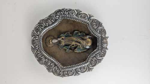 VIERGE en prière en bois sculpté en bas-relief...