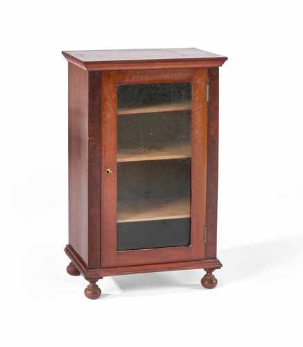 PETITE VITRINE ETROIT de forme rectangulaire...