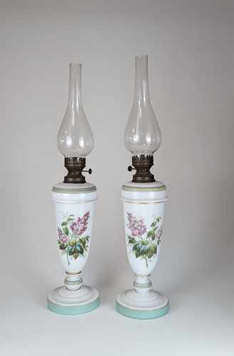 PAIRE DE LAMPES A PETRÔLE en opaline, le...