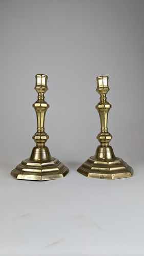PAIRE DE FLAMBEAUX en bronze à fût balustre...