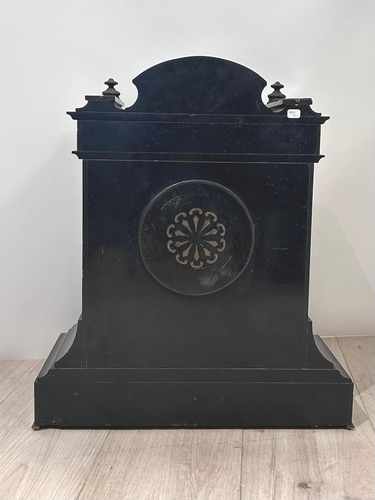 IMPORTANTE PENDULE BORNE en marbre noir à...