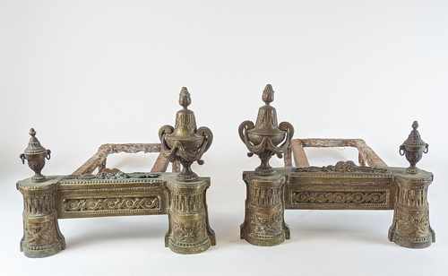 PAIRE DE CHENETS en bronze et fonte de fer...
