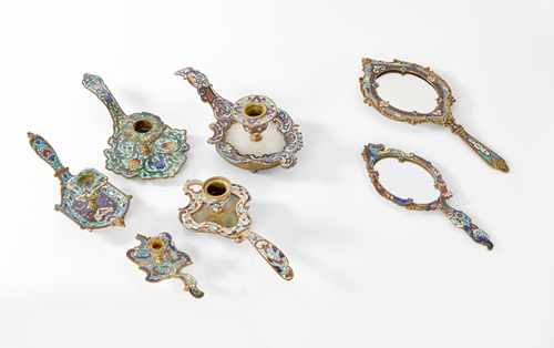 ENSEMBLE DE CINQ BOUGEOIRS A MAIN en bronze...