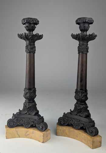 PAIRE DE CANDELABRES en bronze patiné à fût...