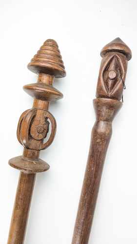 DEUX MOUSSOIRS en bois tourné et sculpté...