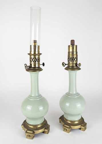 PAIRE DE VASES balustres en porcelaine émaillée...