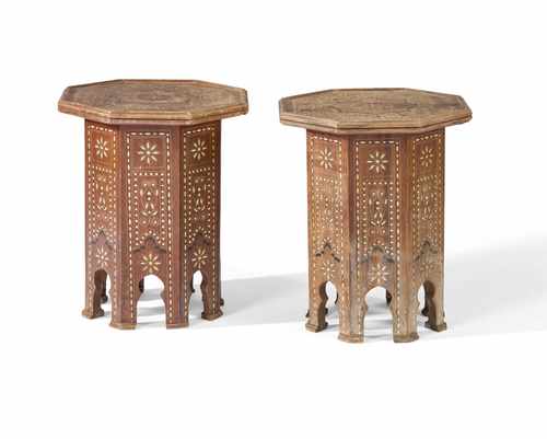 DEUX PETITES TABLES D'APPOINT en bois mouluré...