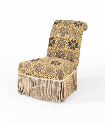 CHAISE à dossier renversé capitonné de tapisserie...
