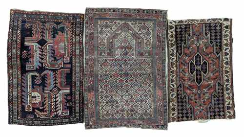 TROIS TAPIS en laine polychrome divers, dont...