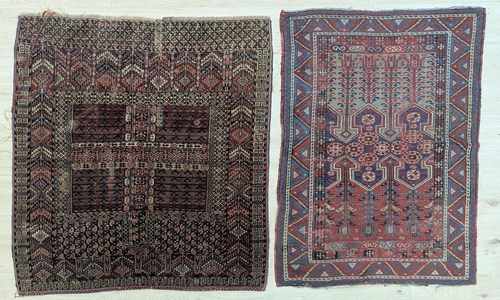 DEUX PETITS TAPIS rectangulaires en laine...