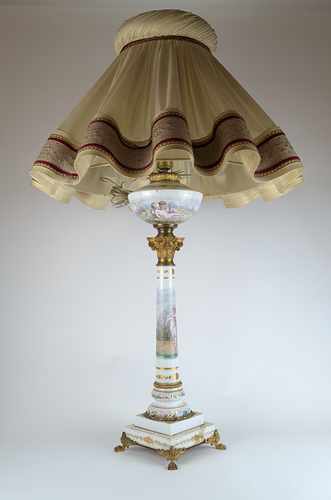 LAMPE DE TABLE anciennement à pétrole, en...