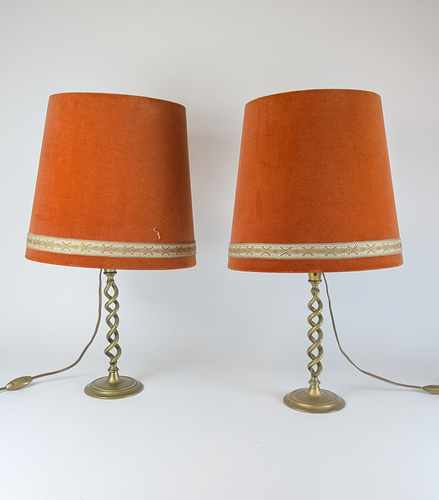 PAIRE DE LAMPES en bronze à fût torsadé.