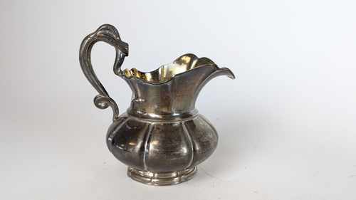 POT A LAIT pansu en argent (925) ciselé à...