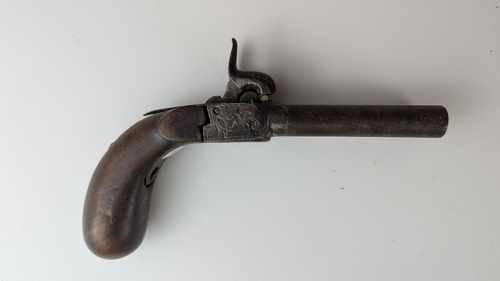 PISTOLET A COFFRE DOUBLE à percussion. Canon...