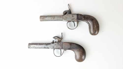 DEUX PISTOLETS A COFFRE. Système à percussion....