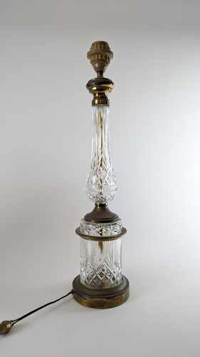 LAMPE à fût en verre taillé à motifs d'étoiles...