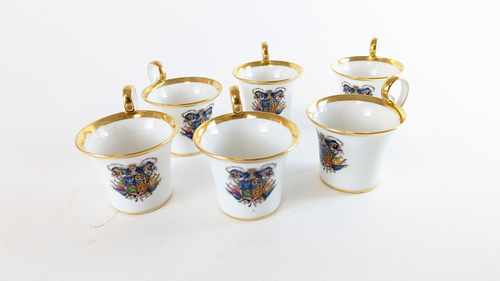 SIX TASSES A CAFÉ en porcelaine émaillée...