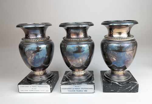 TROIS VASES balustres en métal argenté sur...