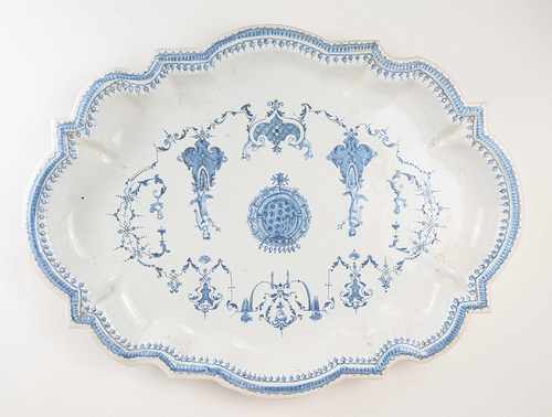 GRAND PLAT ovale de forme chantournée à écoinçon,...