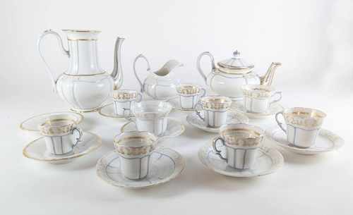 SERVICE A THÉ-CAFÉ en porcelaine, à filets...