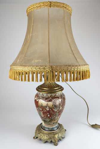 LAMPE à monture en bronze et fût formé d'un...