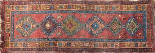 PETIT TAPIS type galerie en laine polychrome...