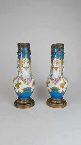 PAIRE DE VASES balustres en porcelaine émaillée...