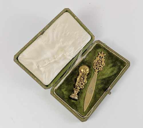 CACHET ET COUPE-PAPIER en bronze ciselé à...