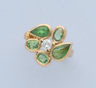 BAGUE en or (750) à motif floral stylisé...